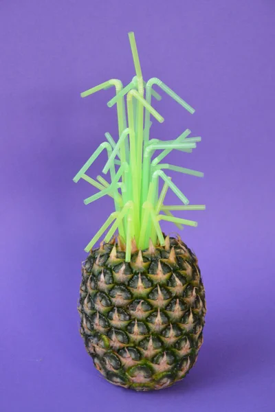 Verde Abacaxi Substituído Por Palhinhas Plástico Conceito Que Mostra Quanto — Fotografia de Stock
