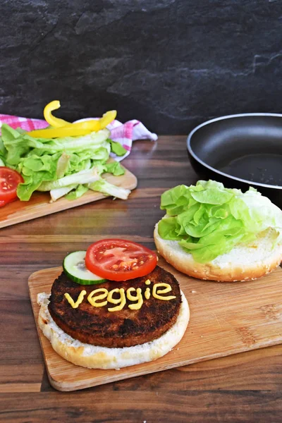 Primer Plano Vista Sabrosa Hamburguesa Grande Con Palabra Vegetariana Tabla —  Fotos de Stock