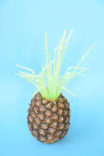 Ananas Mit Strohhalmen Aus Kunststoff Als Blätter Vor Monochromem Hintergrund — Stockfoto