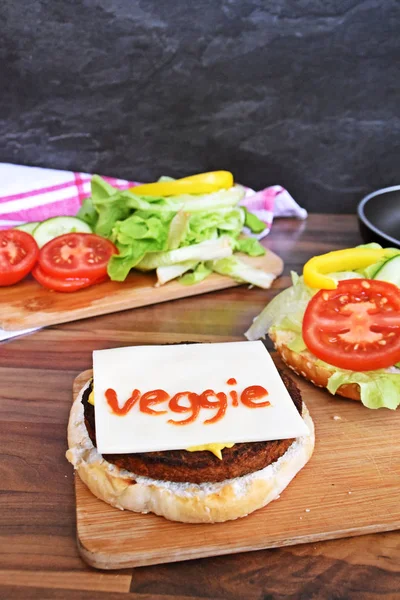 Primer Plano Vista Sabrosa Hamburguesa Grande Con Palabra Vegetariana Tabla —  Fotos de Stock