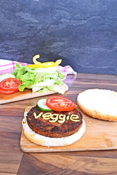 Primer Plano Vista Sabrosa Hamburguesa Grande Con Palabra Vegetariana Tabla —  Fotos de Stock