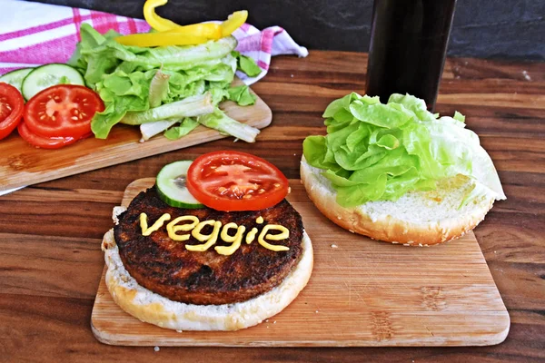 Крупный План Вкусного Большого Гамбургера Вегетарианским Словом Доске Рубки Кухонным — стоковое фото