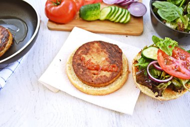 mutfak masasında doğrama tahtası vegan burger hazırlık closeup görünümü