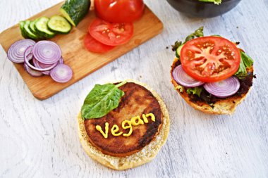 mutfak masasında doğrama tahtası vegan burger hazırlama