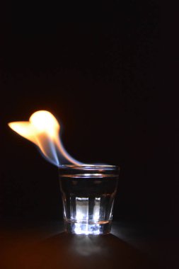 Yakın çekim beyaz içkinin yanma görüntüsü