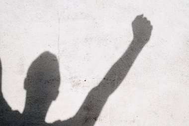 beyaz duvarda zafer gesturing adam gölgesi