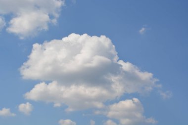 Mavi gökyüzündeki bulutlar