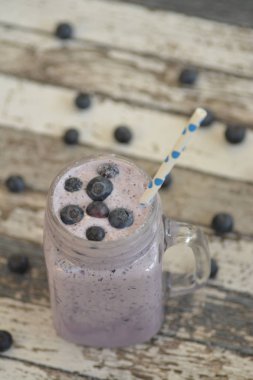Bir kavanoz kahve ile ev yapımı çikolatalı smoothie.