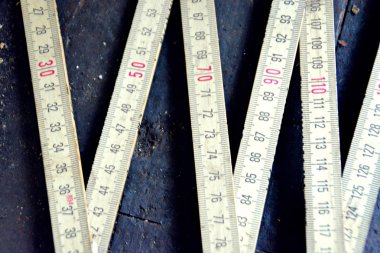 Metre çubuğu, metrik sistemin ahşap bir arka planda açılmasından sonra