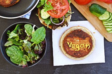 mutfak masasında doğrama tahtası vegan burger hazırlama