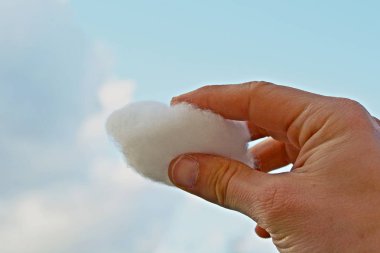 Parmaklarda bir bulut tutuyor