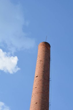 Mavi gökyüzündeki deniz feneri
