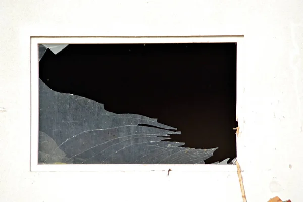 Painel Vidro Destruído Fotografado Fora Quarto Muito Escuro Atrás Dele — Fotografia de Stock