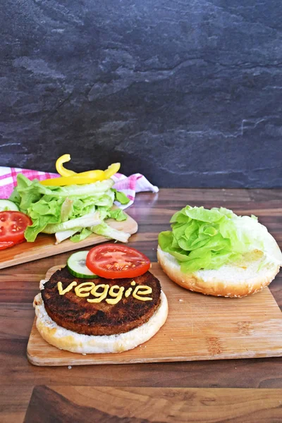 Primer Plano Vista Sabrosa Hamburguesa Grande Con Palabra Vegetariana Tabla —  Fotos de Stock