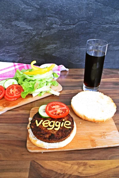 Primer Plano Vista Sabrosa Hamburguesa Grande Con Palabra Vegetariana Tabla —  Fotos de Stock