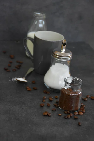 Taza Con Café Frijoles Sobre Fondo Oscuro — Foto de Stock