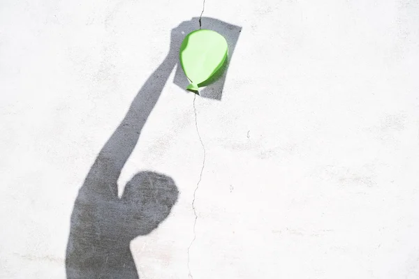 Shadow Man Holding Ballong Vit Vägg — Stockfoto