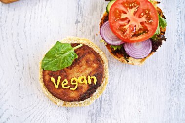 mutfak masasında doğrama tahtası vegan burger hazırlama