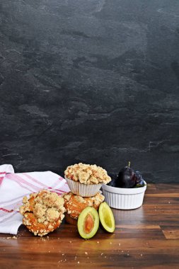 ahşap masada havlu üzerinde erik ile lezzetli taze pişmiş muffins