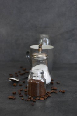 kahve ve biber masada.