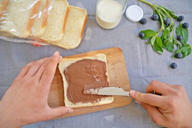 Bir tostun üzerine çikolata kreması dök.