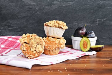 ahşap masada havlu üzerinde erik ile lezzetli taze pişmiş muffins