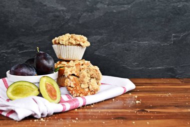 ahşap masada havlu üzerinde erik ile lezzetli taze pişmiş muffins