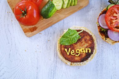 mutfak masasında doğrama tahtası vegan burger hazırlama