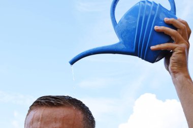 kendi kafasına sulama olabilir su döken adam kırpılmış görüntü