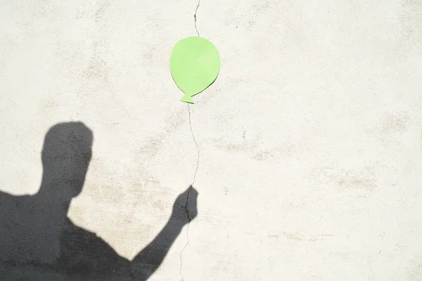 Shadow Man Holding Ballong Vit Vägg — Stockfoto