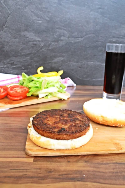 Veganer Burger Auf Schneidebrett Küchentisch Mit Sodawasser — Stockfoto