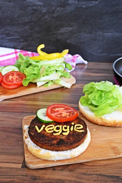 Primer Plano Vista Sabrosa Hamburguesa Grande Con Palabra Vegetariana Tabla —  Fotos de Stock