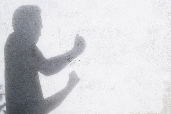 Σκιά Του Ανθρώπου Πάλη Στον Λευκό Τοίχο — Φωτογραφία Αρχείου