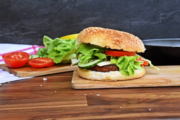 Sabrosa Hamburguesa Grande Sobre Tabla Cortar Mesa Cocina —  Fotos de Stock