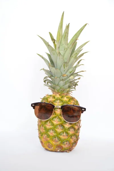 Ananas Med Solglasögon Vit — Stockfoto