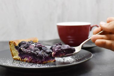 Böğürtlenli pasta ve beyaz tabakta reçel.