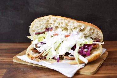 Mozarella, domates, peynir ve marullu sandviçler.