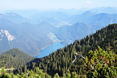 Panorama manzaralı dağlar, yeşil çimenler, bulutlar