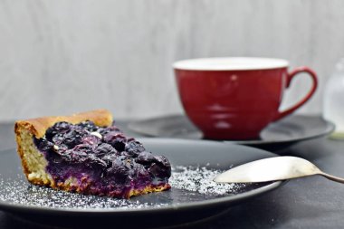 Reçelli turta ve koyu arkaplanda taze böğürtlen.