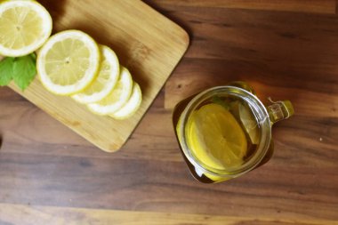 Tahta zemin üzerinde limon olan limon çayı.