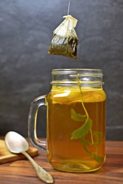 Tahta masada limonlu çay.