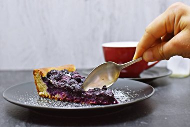 Kiraz reçelli bir dilim turta.