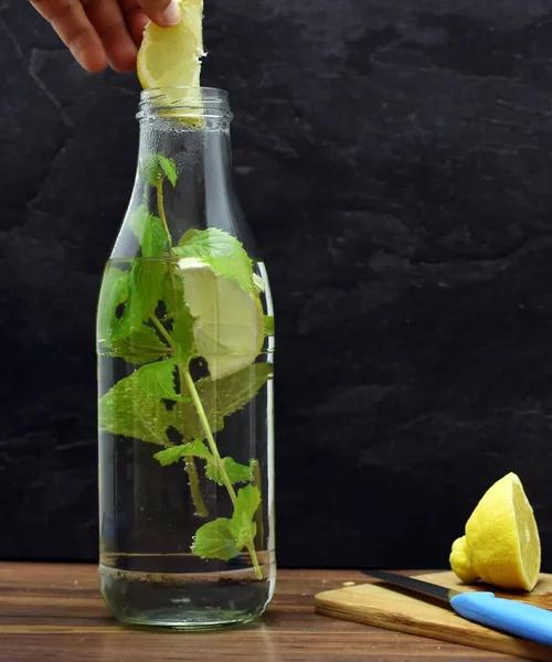 Świeża Lemoniada Miętą Szklanym Słoiku Cytryną Drewnianym Stole — Zdjęcie stockowe