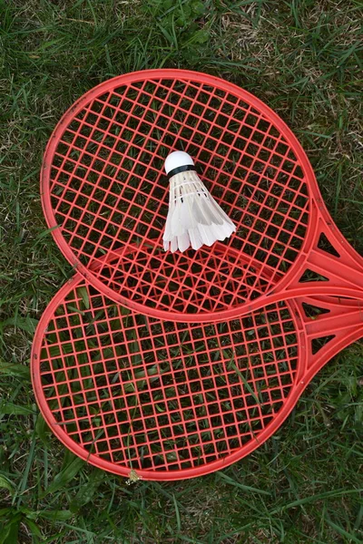 Badminton Raquetes Shuttlecock Grama Verde — Fotografia de Stock
