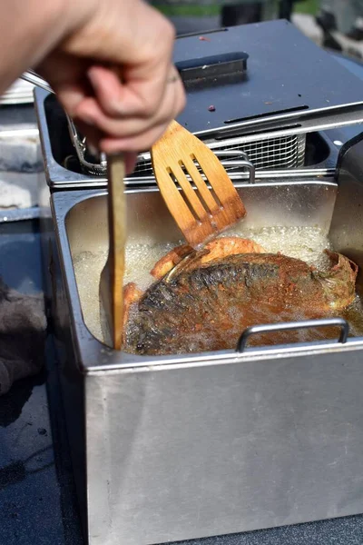 Schnappschuss Vom Koch Der Frisch Gebackene Karpfen Kocht — Stockfoto