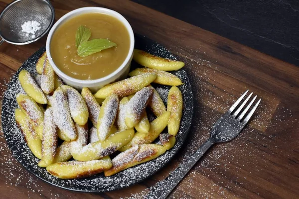 Lezzetli, Alman kızarmış Schupfnudeln, elma sosunun yanında krema şekeri ile kaplanmış. Lezzetli bir tatlı Almanya 'da tatlı bir öğle yemeği gibi