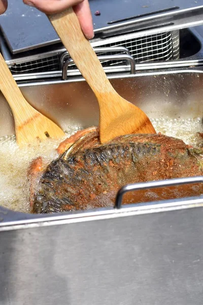 Schnappschuss Vom Koch Der Frisch Gebackene Karpfen Kocht — Stockfoto