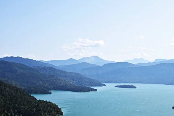 Vista Aérea Montanhas Majestosas Lago Cênico — Fotografia de Stock