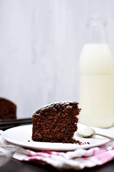 Egy Szelet Házi Csokoládé Torta Világos Színű Tányéron Finom Csokoládé — Stock Fotó