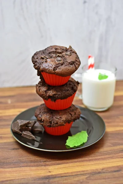 Deliciosos Cupcakes Chocolate Plato Sobre Mesa Madera — Foto de Stock